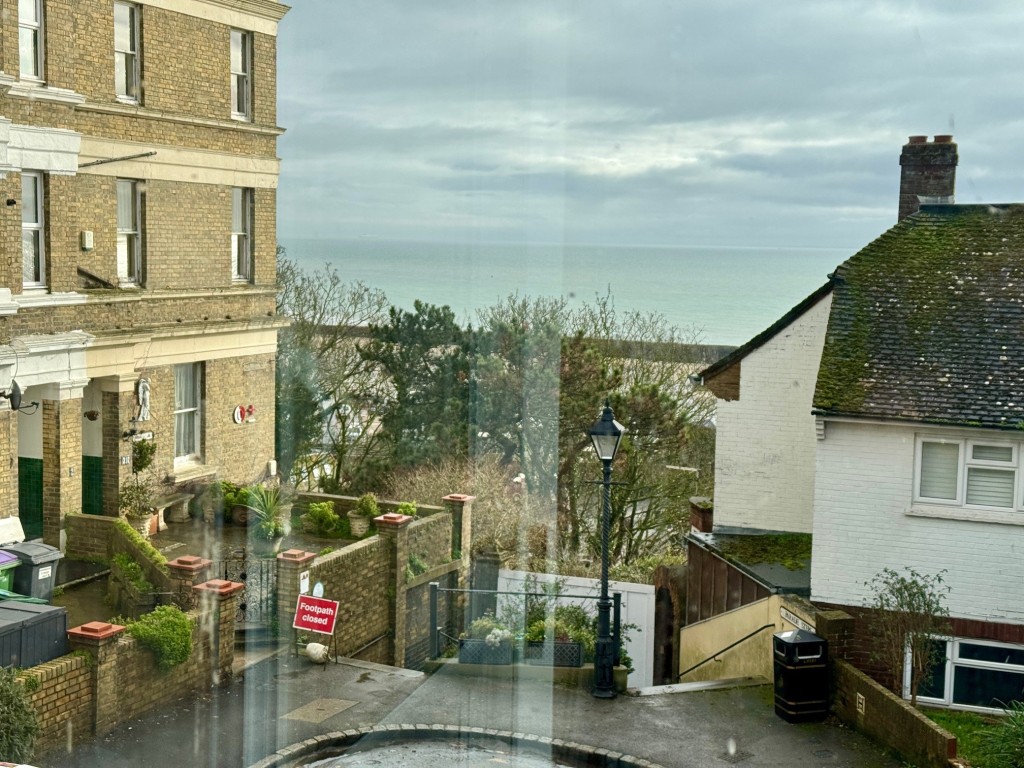 Lot: 147 - TWO-BEDROOM APARTMENT WITH SEA VIEWS - flat 1 - view from conservatory